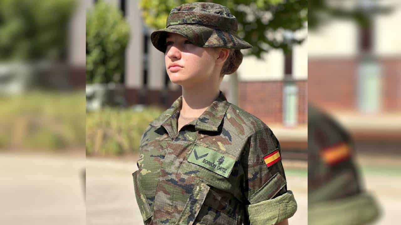 الأميرة ليونور بالزي العسكري