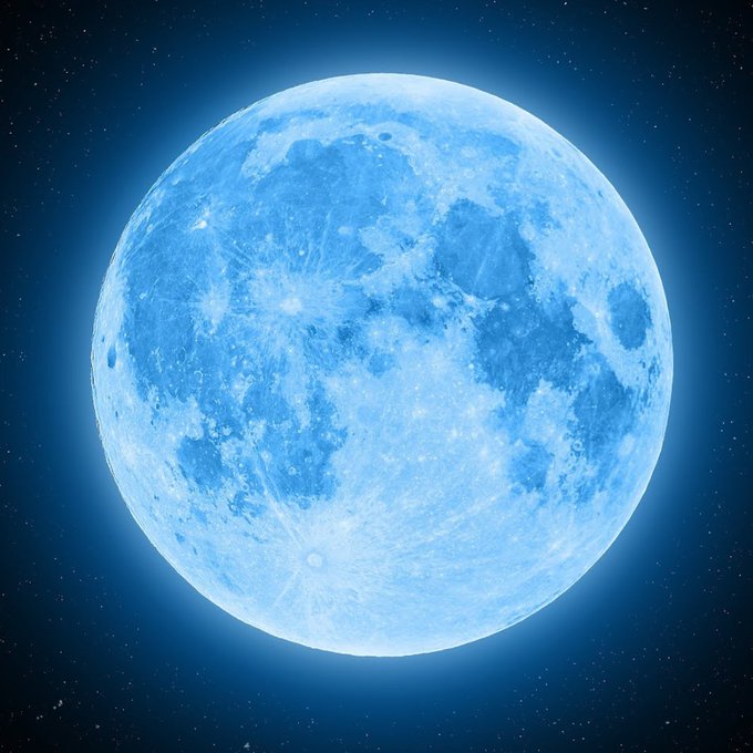 القمر الأزرق العملاق النادر