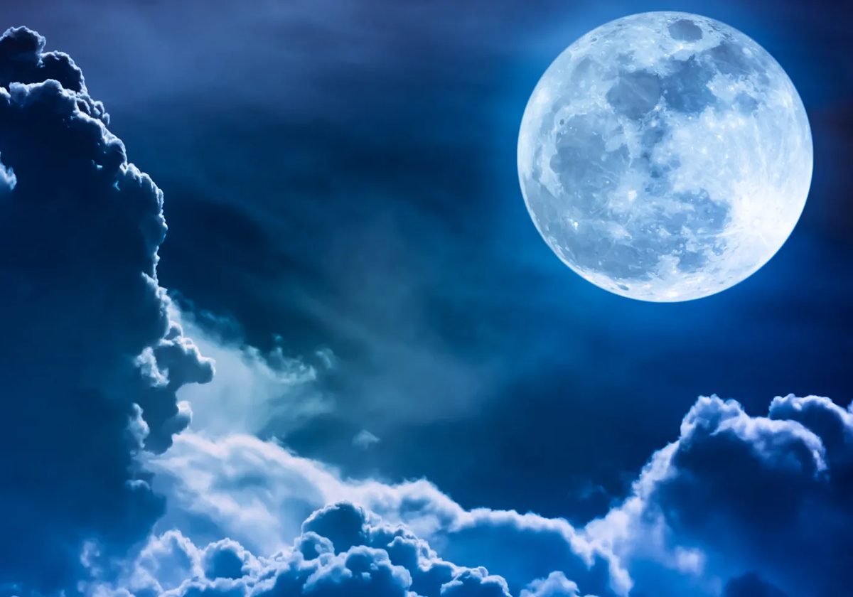 القمر الأزرق العملاق.. الأرض على موعد مع ظاهرة نادرة فهل سيتغير لون القمر فعلاً؟