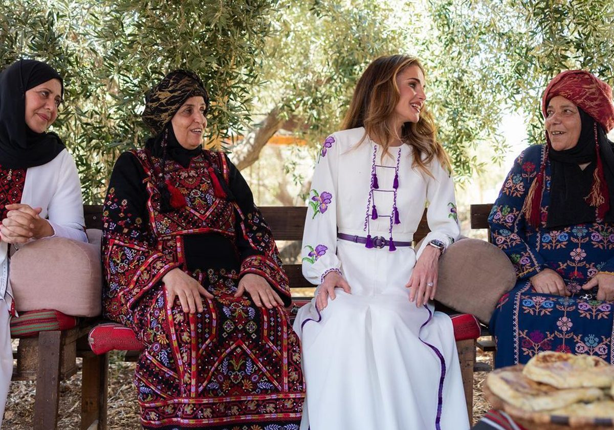 بعيد ميلادها.. فستان الملكة رانيا استثنائي وطفلة فاتنة تنافسها في الجمال