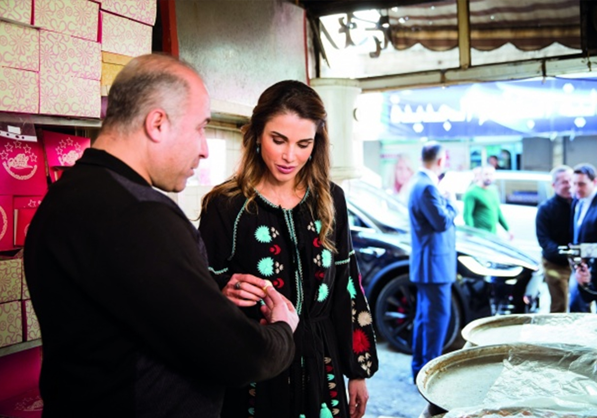 الملكة رانيا تزور محل حلويات "أبو محمد" بوسط البلد وتسأل عن سر خلطة الهريسة