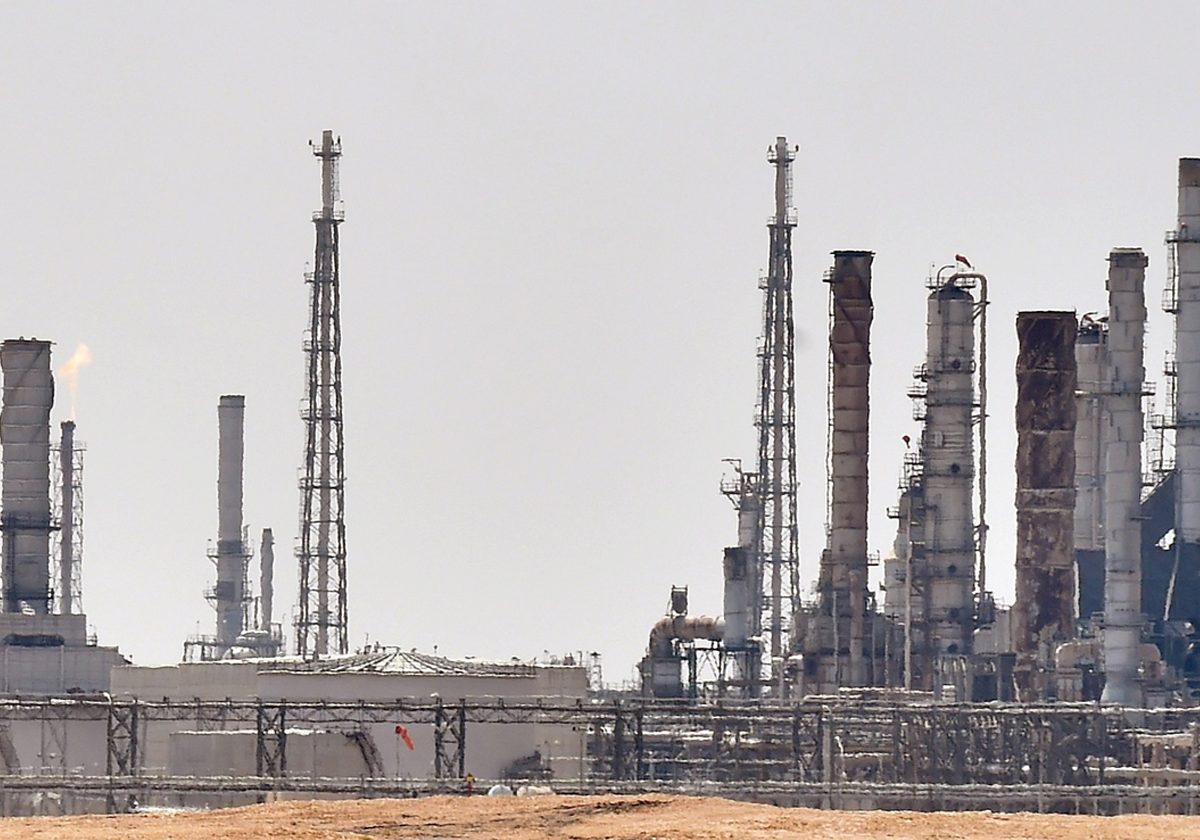 مبيعات النفط الروسية للصين تُلحق أضرارا بالغة بإيرادات السعودية.. ماذا يحدث؟