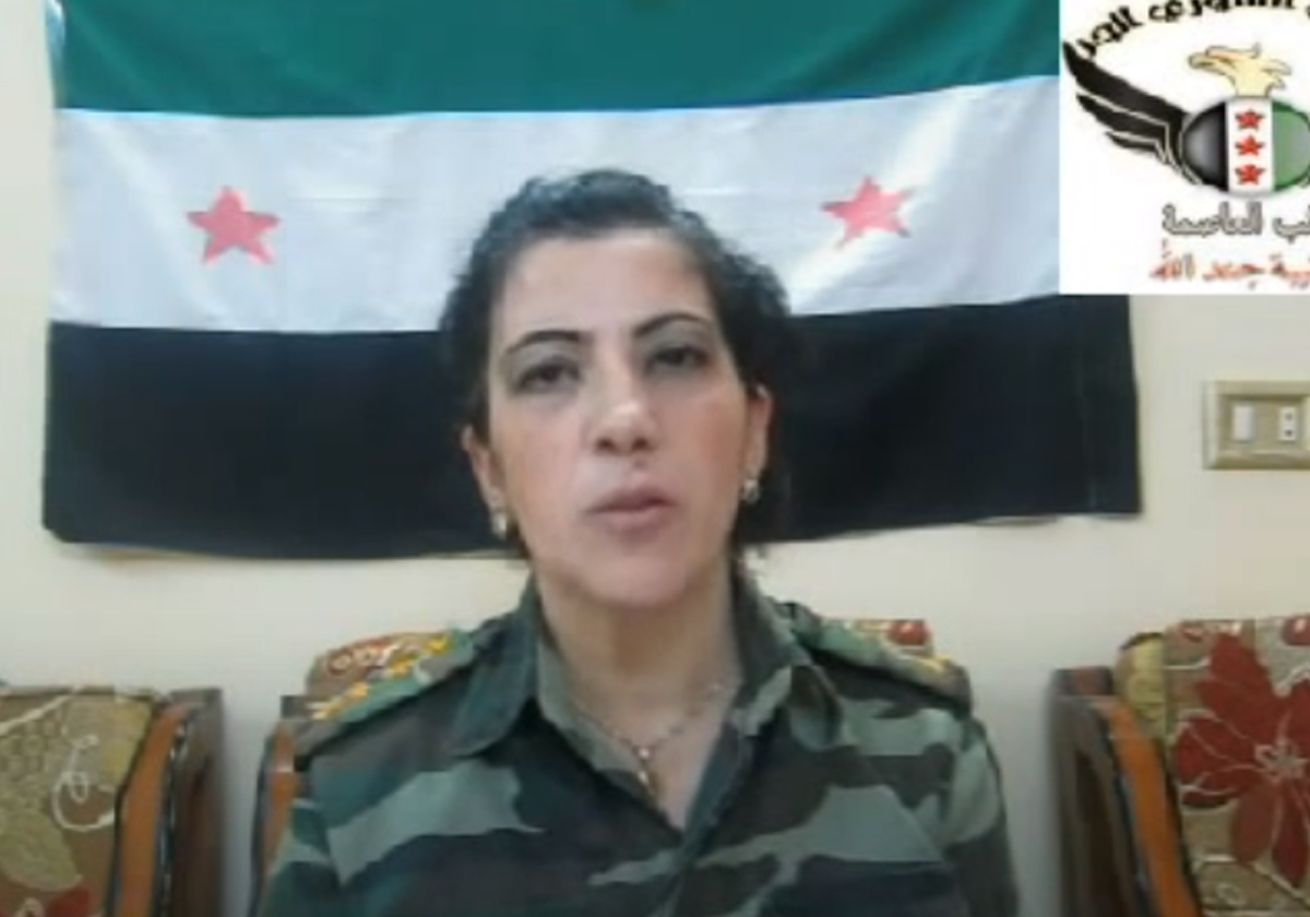 ضابطة سورية بجيش الأسد تعلن انشقاقها.. فيديو فجر جدلا وهذه حقيقته