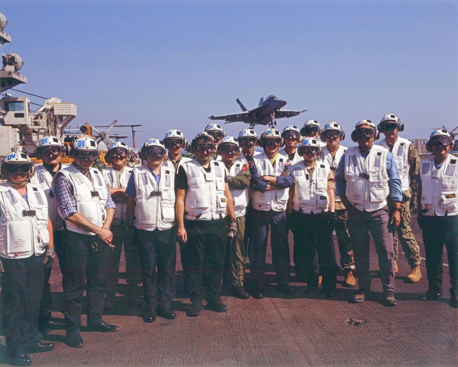 بيرقدار وقادة أتراك يزورون حاملة طائرات أمريكية