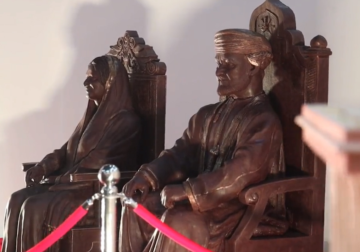 تمثالا السلطان هيثم وزوجته من الشوكولاتة يبهران العمانيين.. تحفة فنية مُتقنة