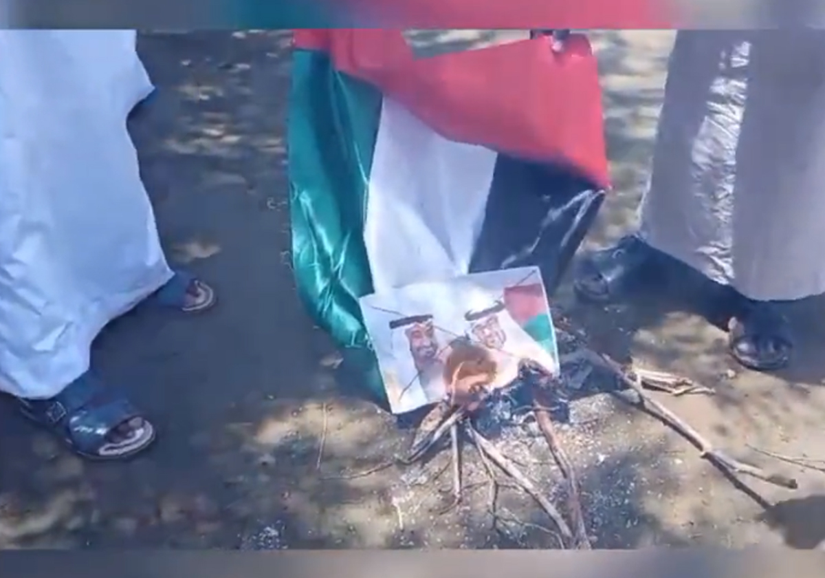 حرق العلم الإماراتي وصور محمد بن زايد ومحمد بن راشد في تشاد