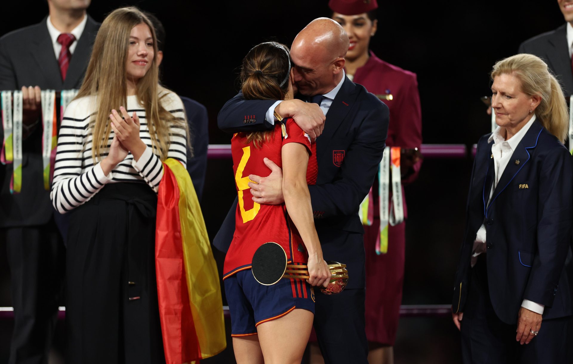 رئيس الاتحاد الإسباني لكرة القدم لويس روبياليس يرفض الاستقالة بعد واقعة تقبيل اللاعبة