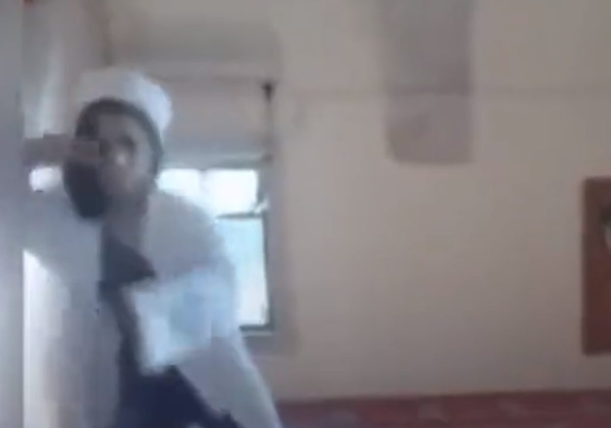 رقص وحركات فاضحة داخل مسجد.. فيديو لفتاة تركية يفجر موجة غضب