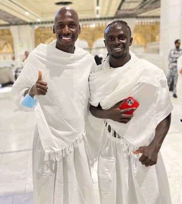 ساديو ماني يؤدي مناسك العمرة