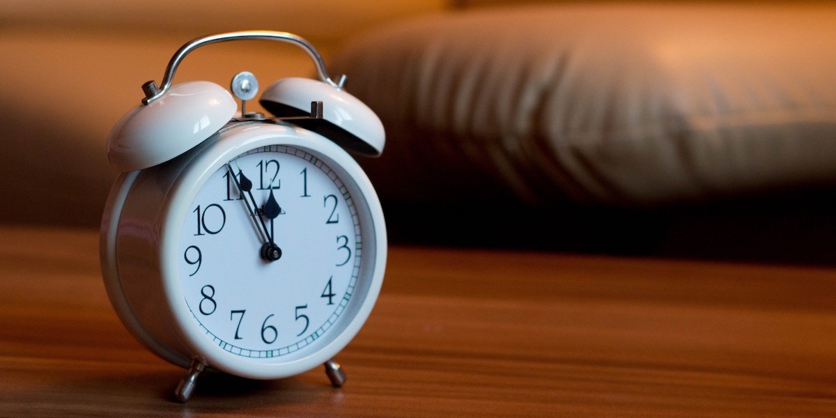 يساعد الحفاظ على وقت ثابت للنوم والاستيقاظ على مزامنة إيقاعك اليومي