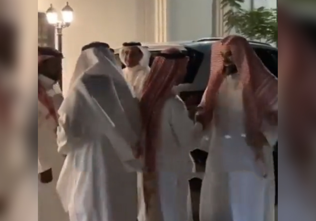 أول ظهور للشيخ سعود الشريم بعد عزله من إمامة الحرم بطريقة مريبة