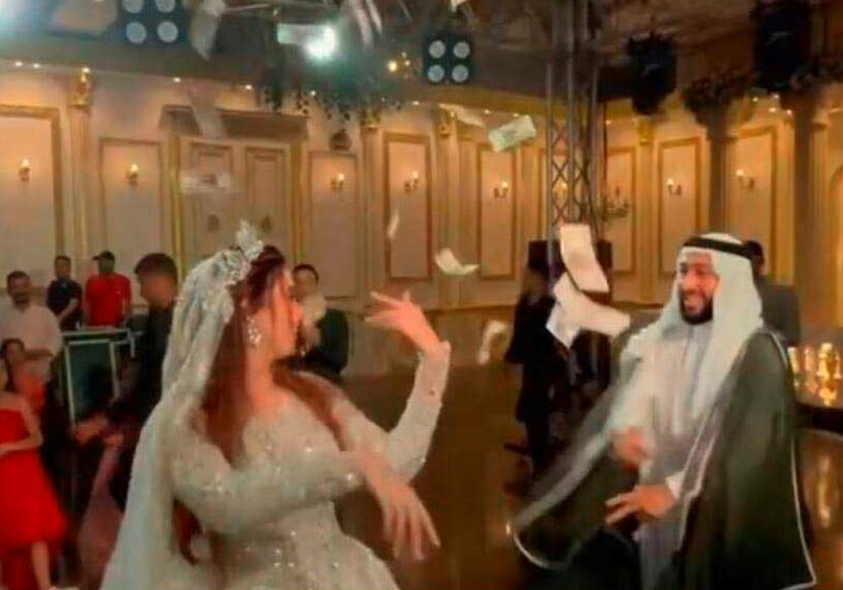 سعودي يرمي الأموال على عروسه المصرية والمعازيم يتدافعون لالتقاطها