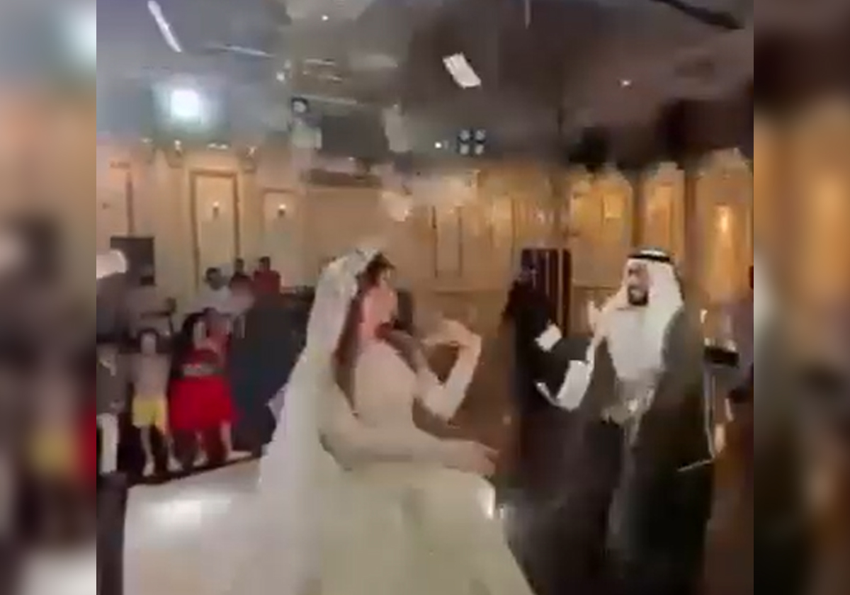 سعودي يرمي الأموال على عروسه المصرية