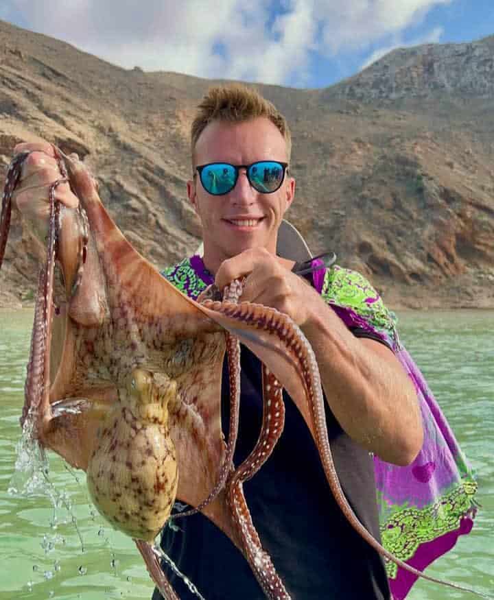 ضابط بالموساد في رحلة بالجزيرة اليمنية