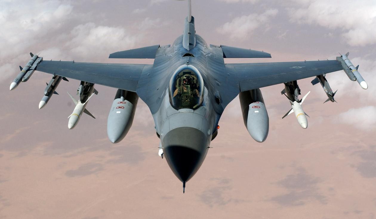 طائرة الـ F-16