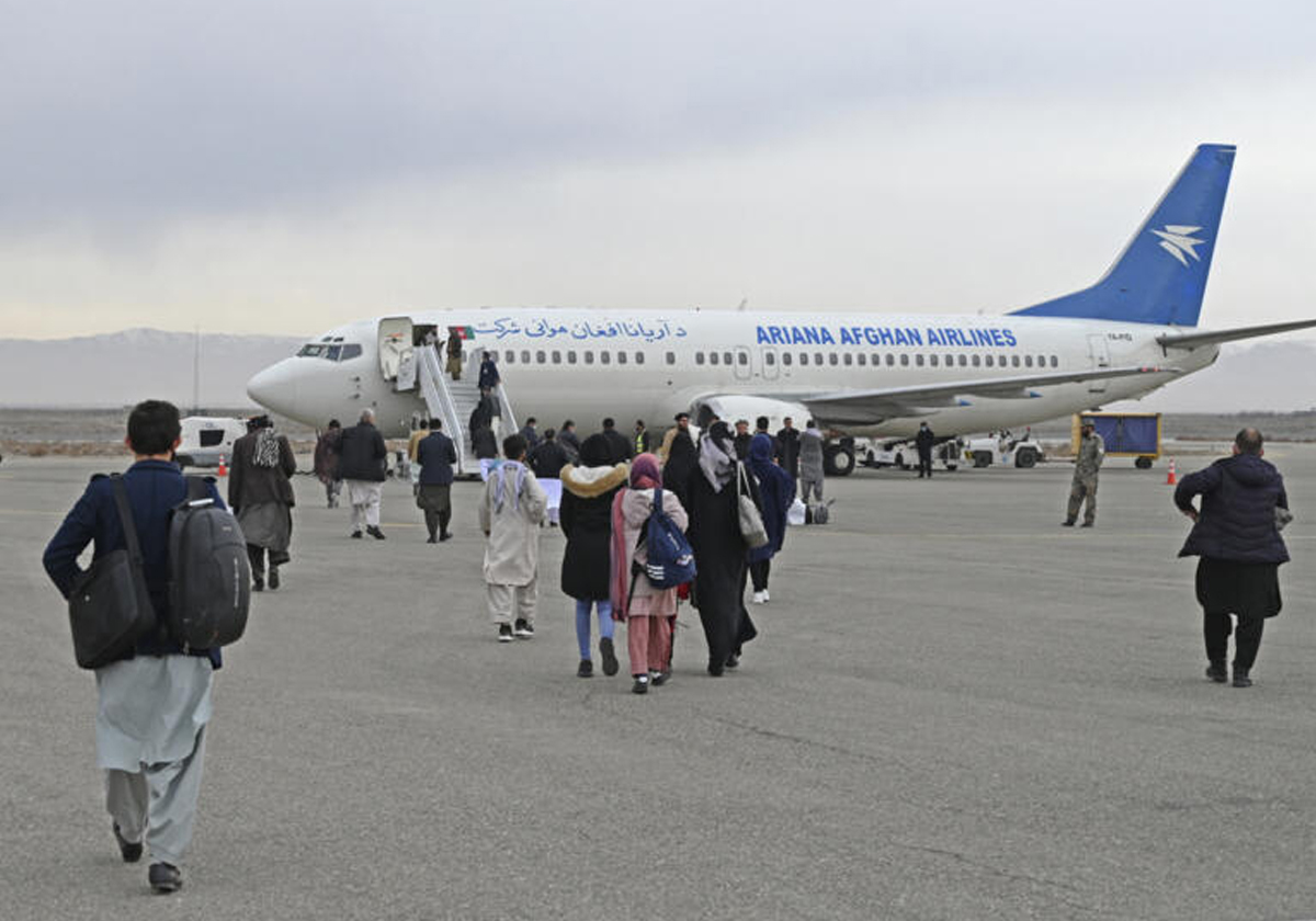 طالبان تمنع سفر 100 طالبة أفغانية للإمارات وتعليق ناري من خلف الحبتور