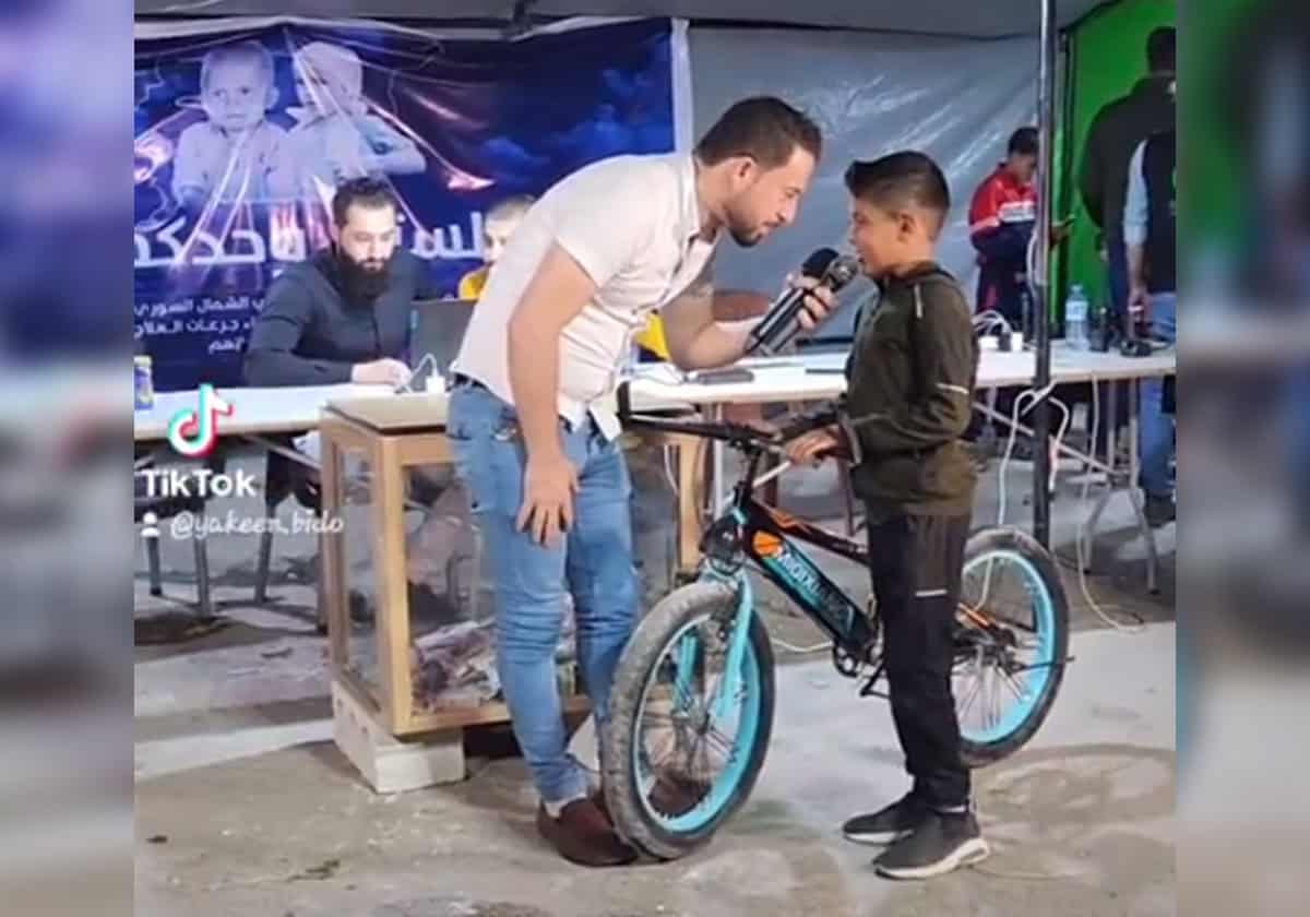 فيديو لطفل سوري يهز القلوب.. شاهد ما فعله ابن أحد المعتقلين مع مرضى السرطان