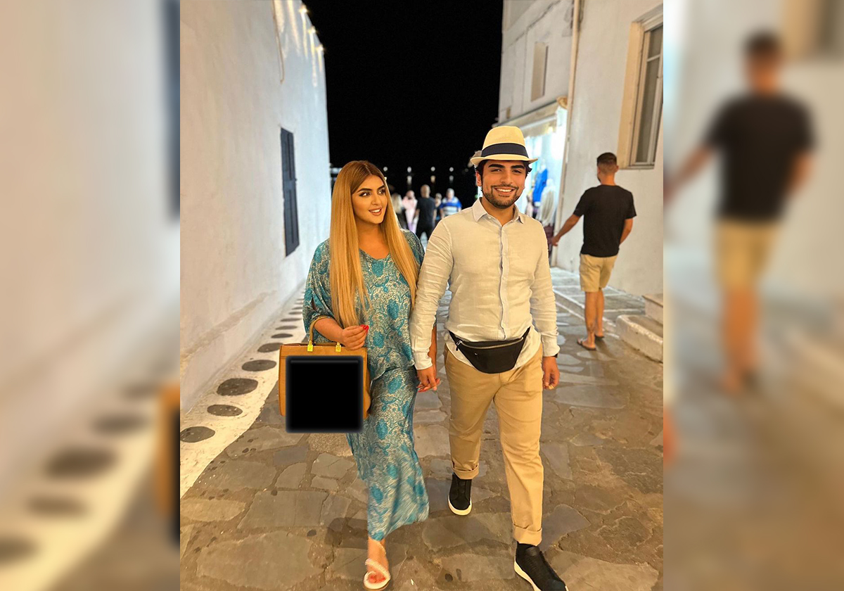 ظهرت الشيخة مهرة بنت محمد بن راشد في الصور مرتدية عباءة مموجة باللون الأزرق الفاتح وحقيبة يد فاخرة