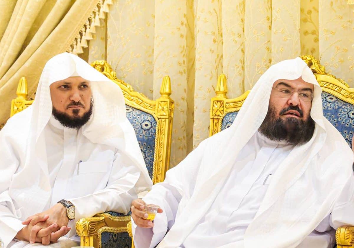 السديس يصطحب أئمة الحرم لزيارة ماهر المعيقلي بعد أن أقلق الجميع.. شاهد كيف استقبلهم !