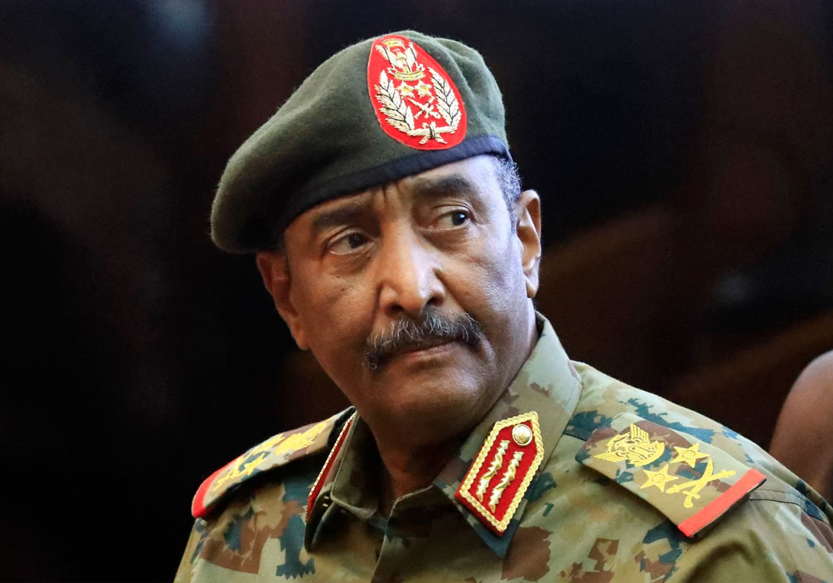 أول ظهور للبرهان خارج مجمع القيادة السوداني.. خاطب جنوده وجلس مع بائعة شاي