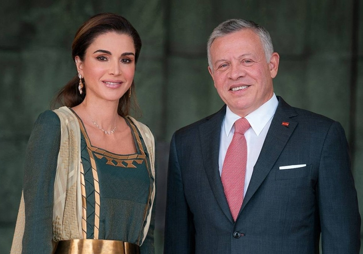 الملكة رانيا تكسر البروتوكول لتعبر عن حبها للملك بكل عفوية.. شاهد ما فعلته في مؤتمر دولي