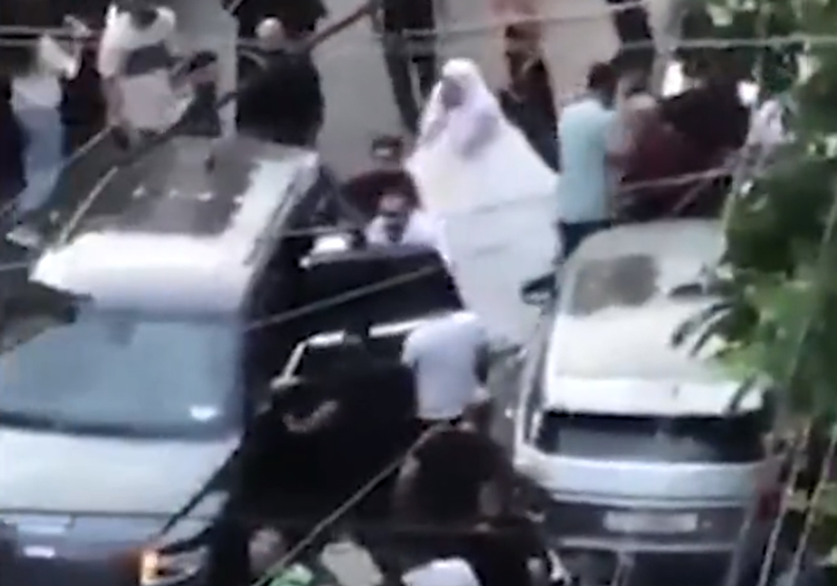 عروس لبنانية تنهار يوم زفافها وسط الشارع.. أخو العريس قتل شقيقها لسبب تافه!