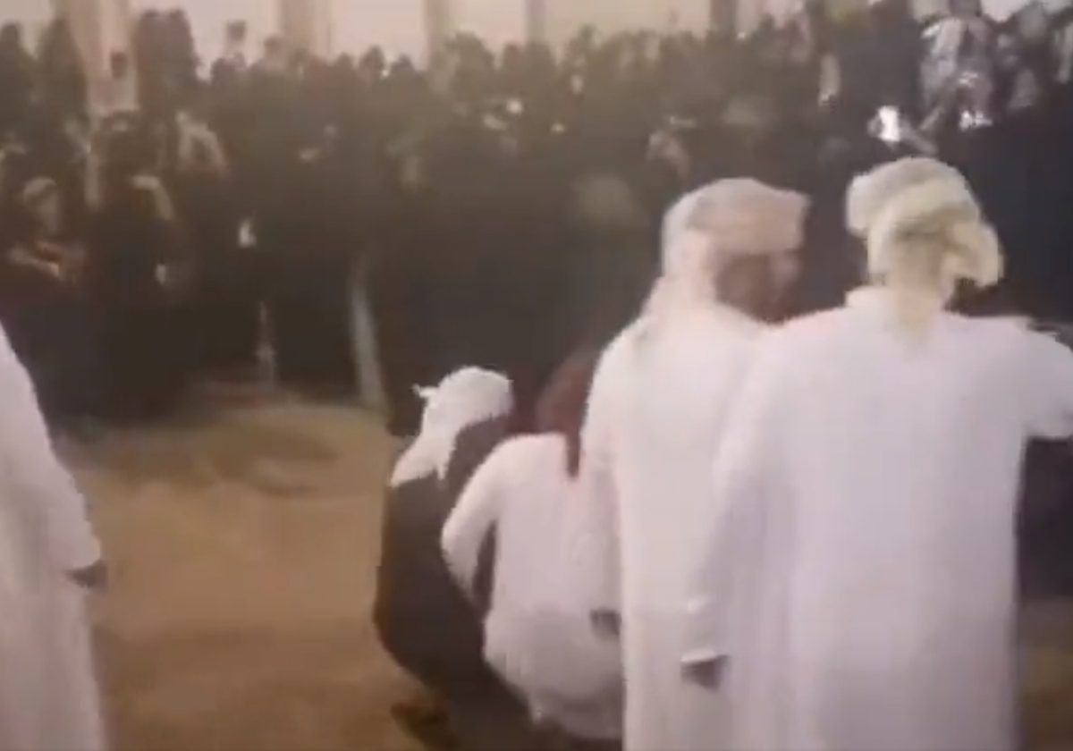 عمانيات يرمين رجالاً يرقصون بالكراسي في ظفار.. فيديو مثير فجر الجدل