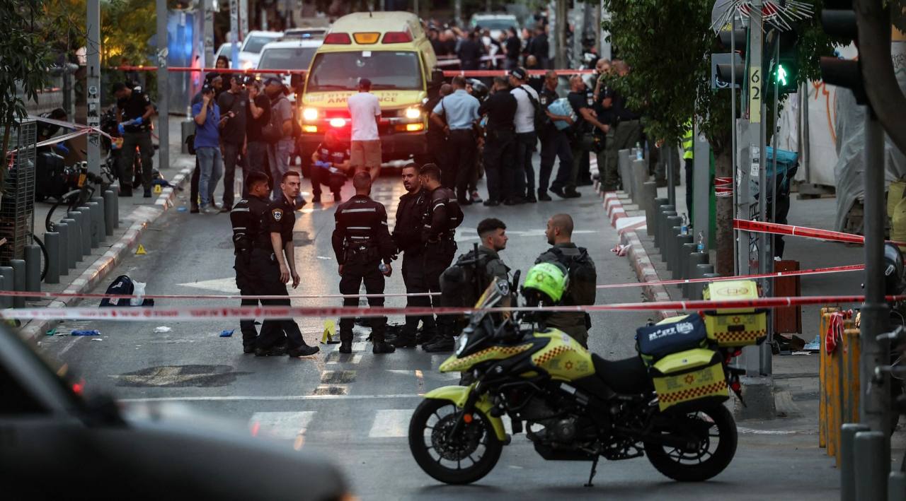 شرطة الاحتلال دفعت بتعزيزات إلى مكان عملية إطلاق النار في تل أبيب