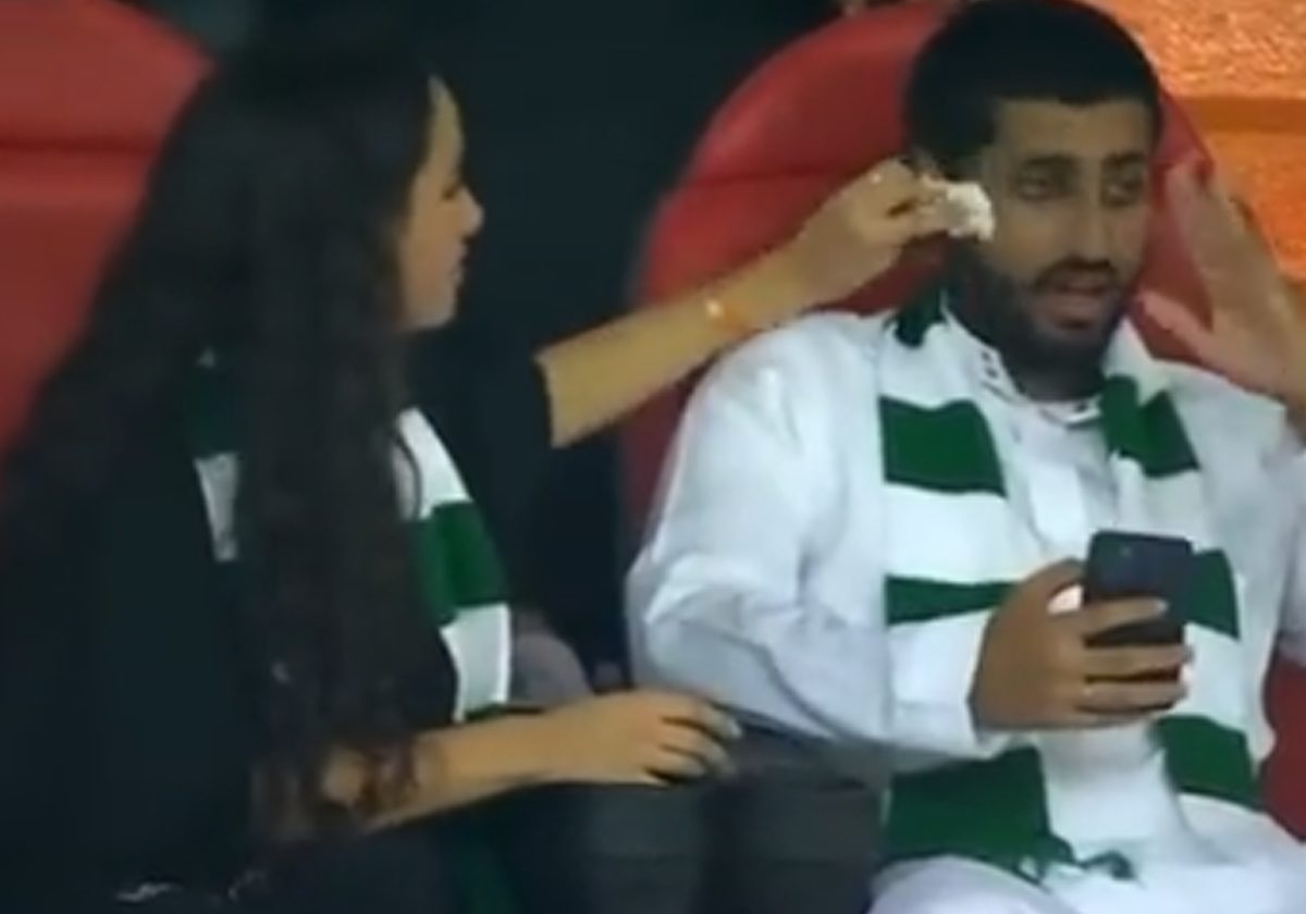 ما فعلته فتاة سعودية خلال مباراة الأهلي والأخدود يُشعل التفاعل في المملكة