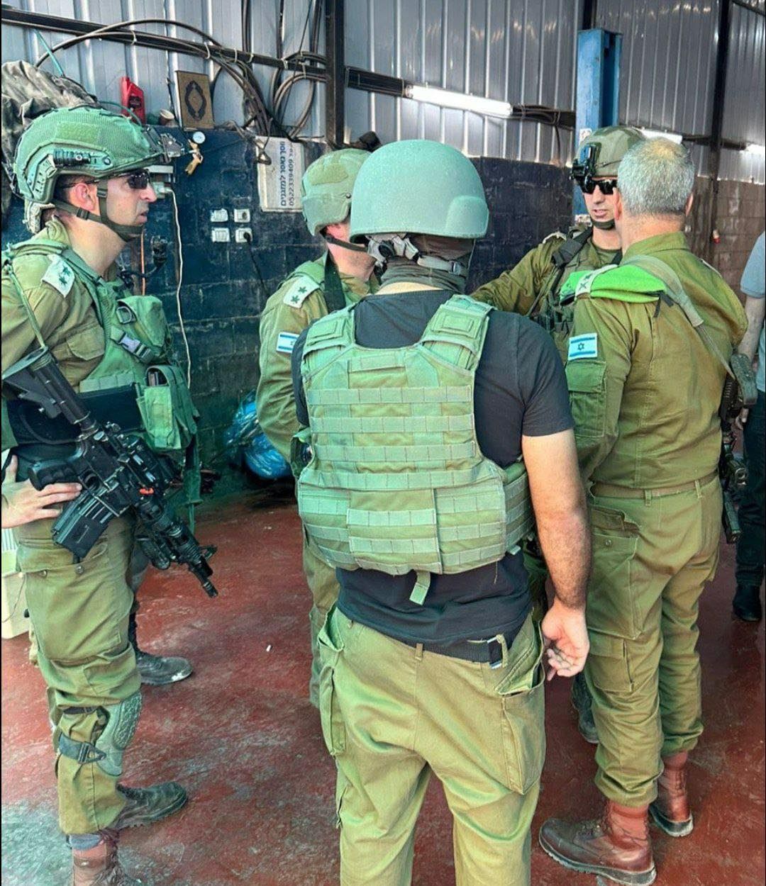  قادة بجيش الاحتلال يتفقدون مكان عملية إطلاق النار في حوارة