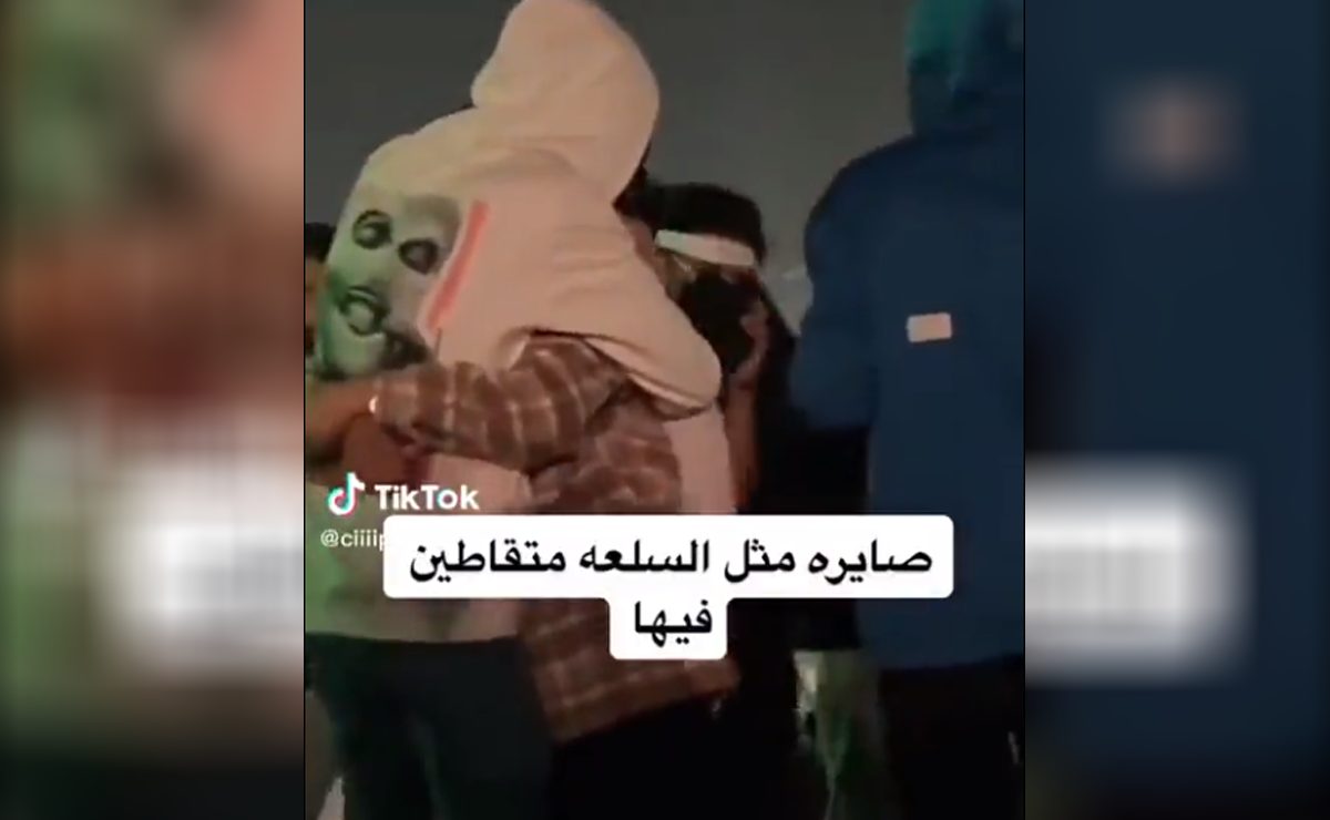 قبلات ساخنة بين فتاة سعودية وشابين على الملأ