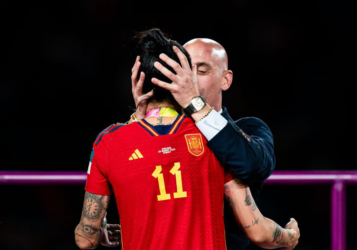 قبلة رئيس الاتحاد الإسباني روبياليس مع اللاعبة هيرموسو
