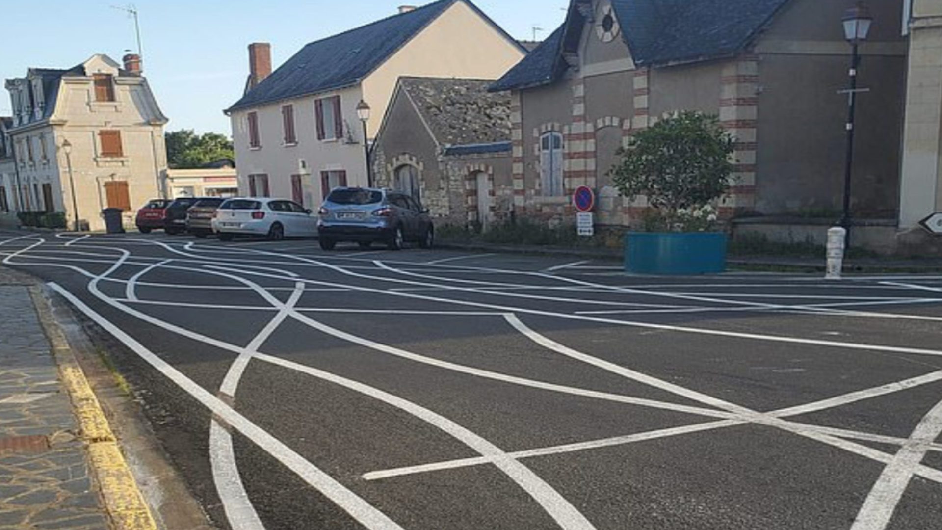 قرية فرنسية تلجأ إلى رسم خطوط متعرجة كبيرة على الطرق لمنع السيارات من السرعة