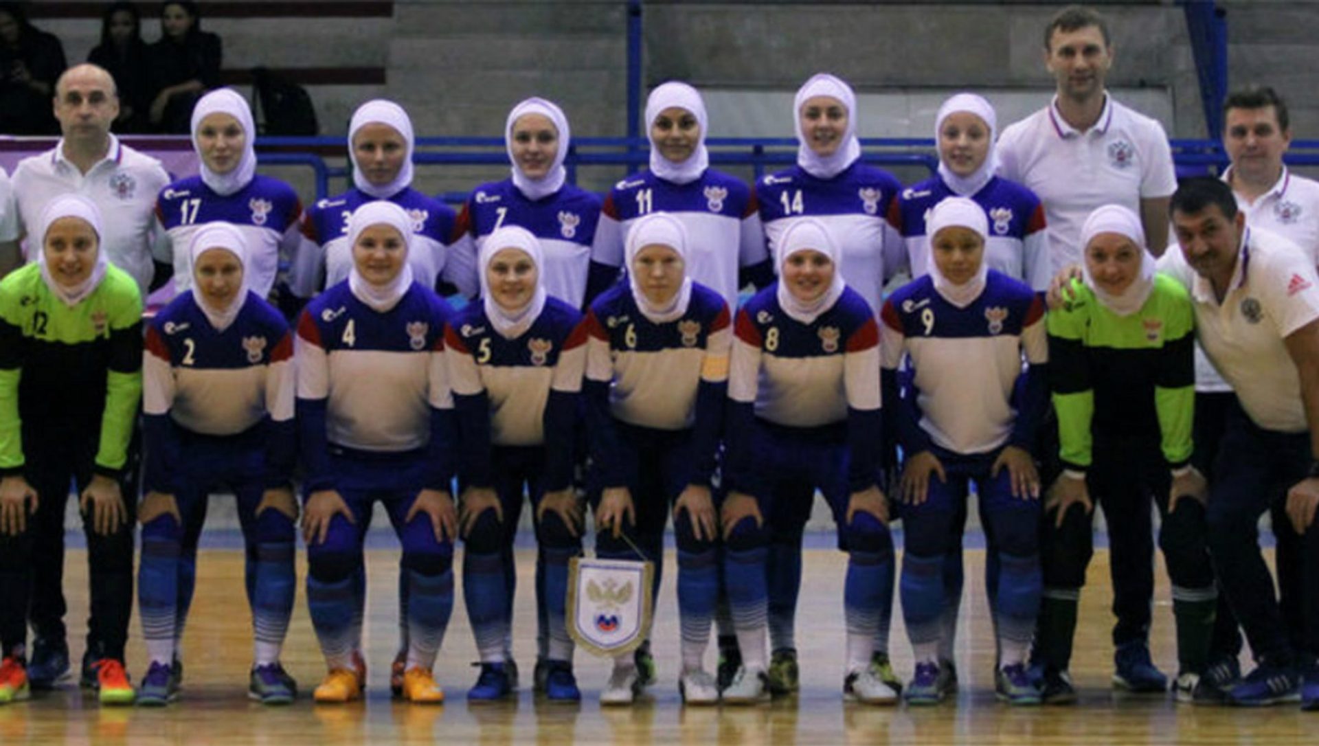 لاعبات المنتخب الروسي يرتدين الحجاب في إيران التزاماً بقواعد اللباس هناك