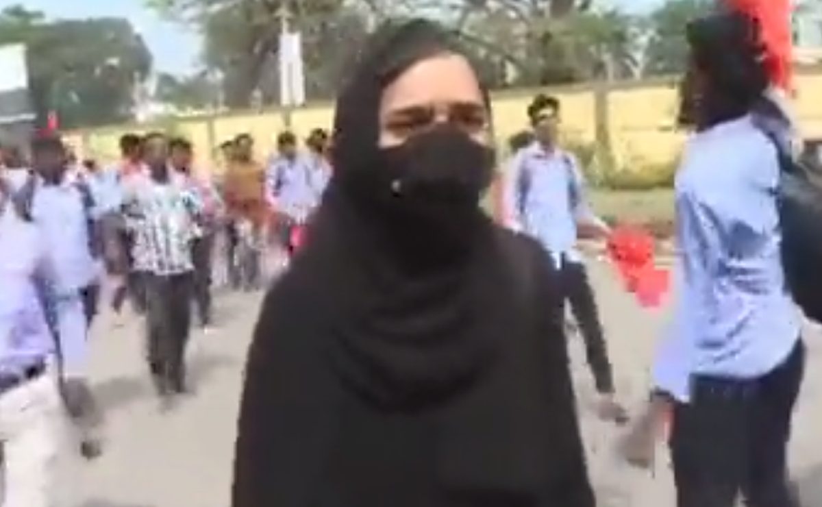 حاولوا نزع حجابها.. مواجهة مثيرة بين فتاة مسلمة وعشرات الهندوس (فيديو)