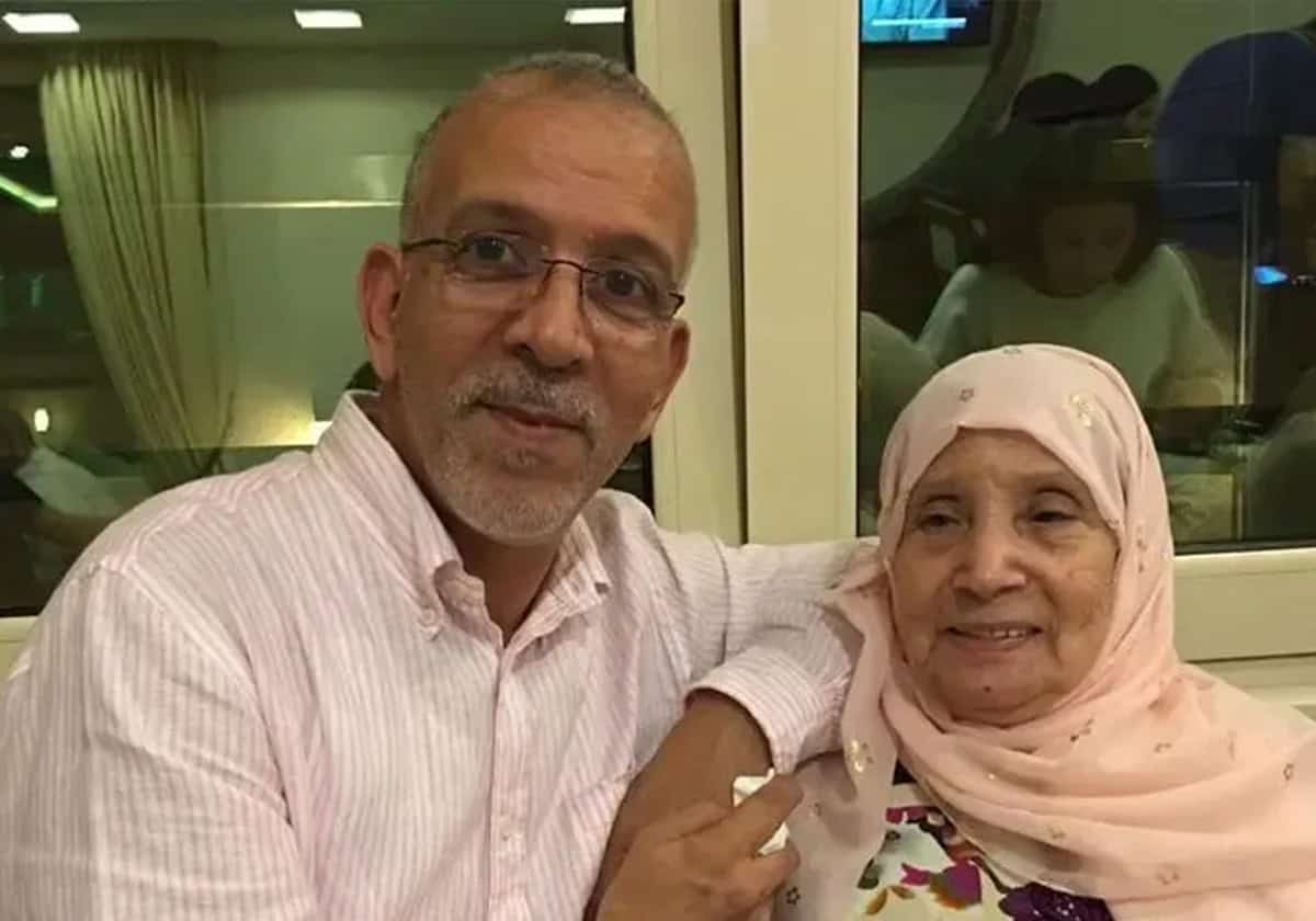 ذُهل وتأثر بعد فتحها.. ما علاقة والدة حفيظ دراجي بأغلى هدية وصلته