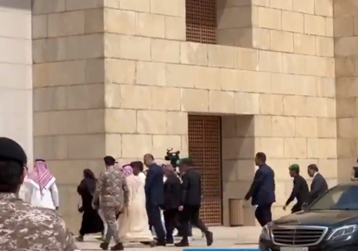 شاهد ما فعله وزير خارجية إيران في السعودية بأول زيارة للمملكة منذ سنوات