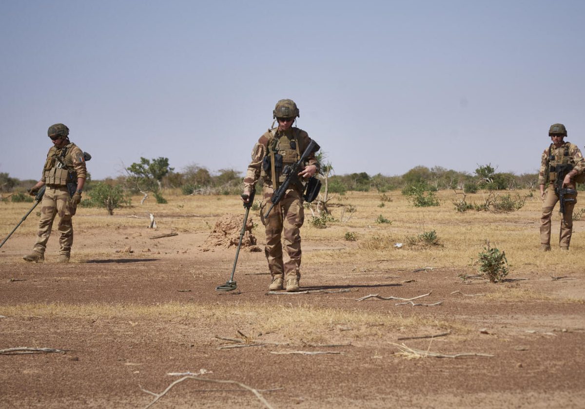 جيش الإيكواس بدأ الاستعداد.. هل يشتعل الساحل الأفريقي بعد خروج فرنسا المُهين من النيجر؟