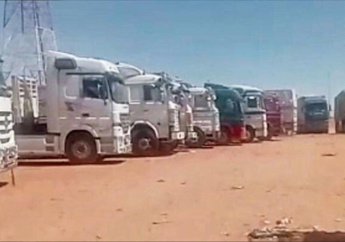 التفاصيل الكاملة لمصرع 15 سائق شاحنة على الحدود المصرية السودانية بسبب الحر.. من المسؤول؟
