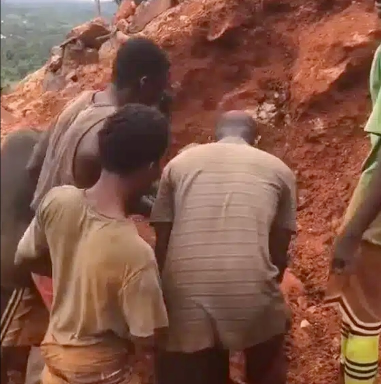 عمال يستخرجون ما يعتقد أنها أكبر كتلة صلبة من الذهب في غانا
