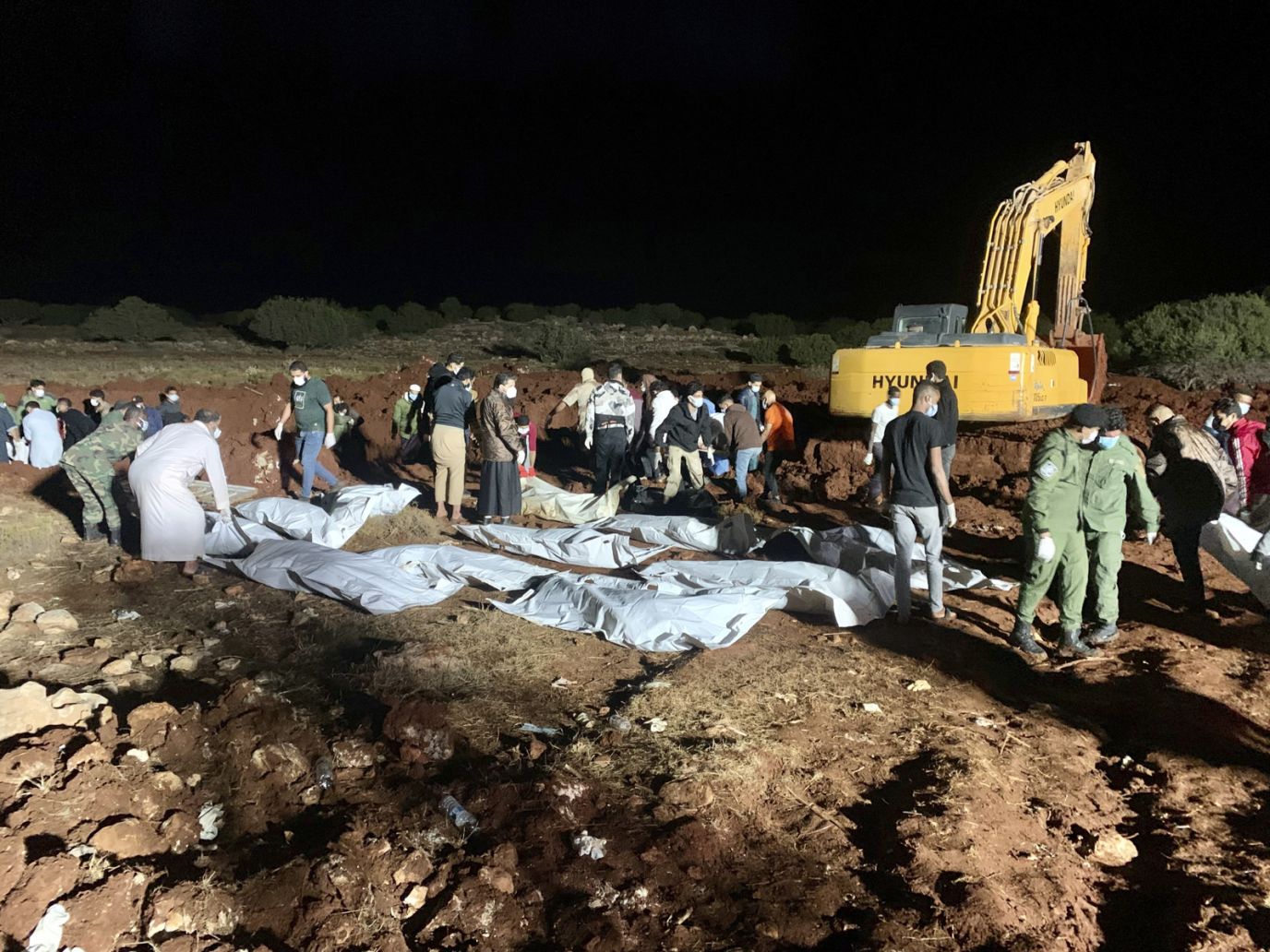عمال يدفنون جثث ضحايا الفيضانات في درنة