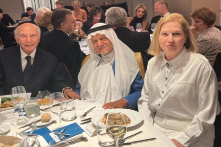 "التطبيع حول الطاولة" بهذه الكلمات علقت وزيرة الخارجية الإسرائيلية السابقة تسيبي ليفني على صورة لها مع رئيس الاستخبارات السعودية الأسبق الأمير تركي الفيصل آل سعود
