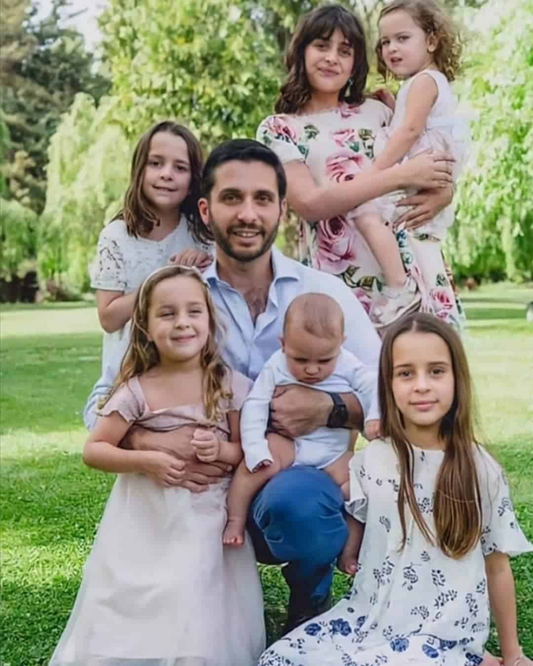 ماما زمانها جاية..الأميرة نفيسة بنت حمزة في فيديو طريف مع شقيقها الأمير محمد (شاهد)