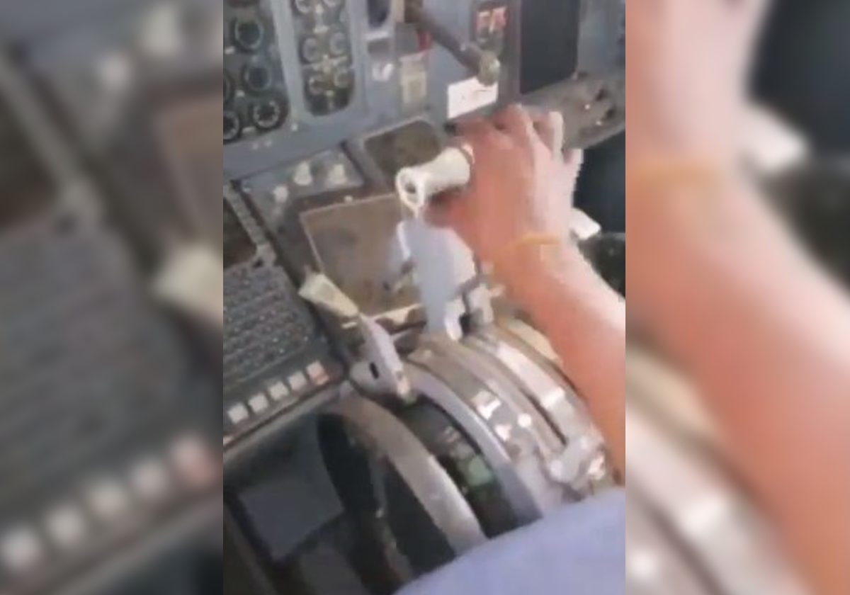 "فيديو غريب" لأحد مسلحي الدعم السريع يحاول تشغيل محرك طائرة بمطار الخرطوم
