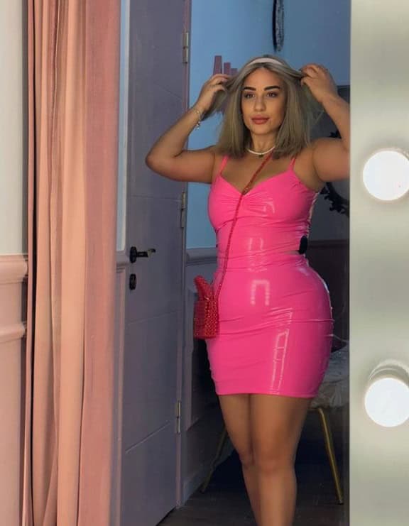 أسما شريف منير بفستان باربي مثير بعد حلاقة شعرها .. ماذا جرى لها؟! (صور)