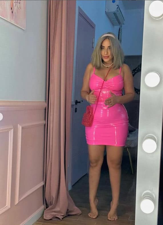 أسما شريف منير بفستان باربي مثير بعد حلاقة شعرها .. ماذا جرى لها؟! (صور)