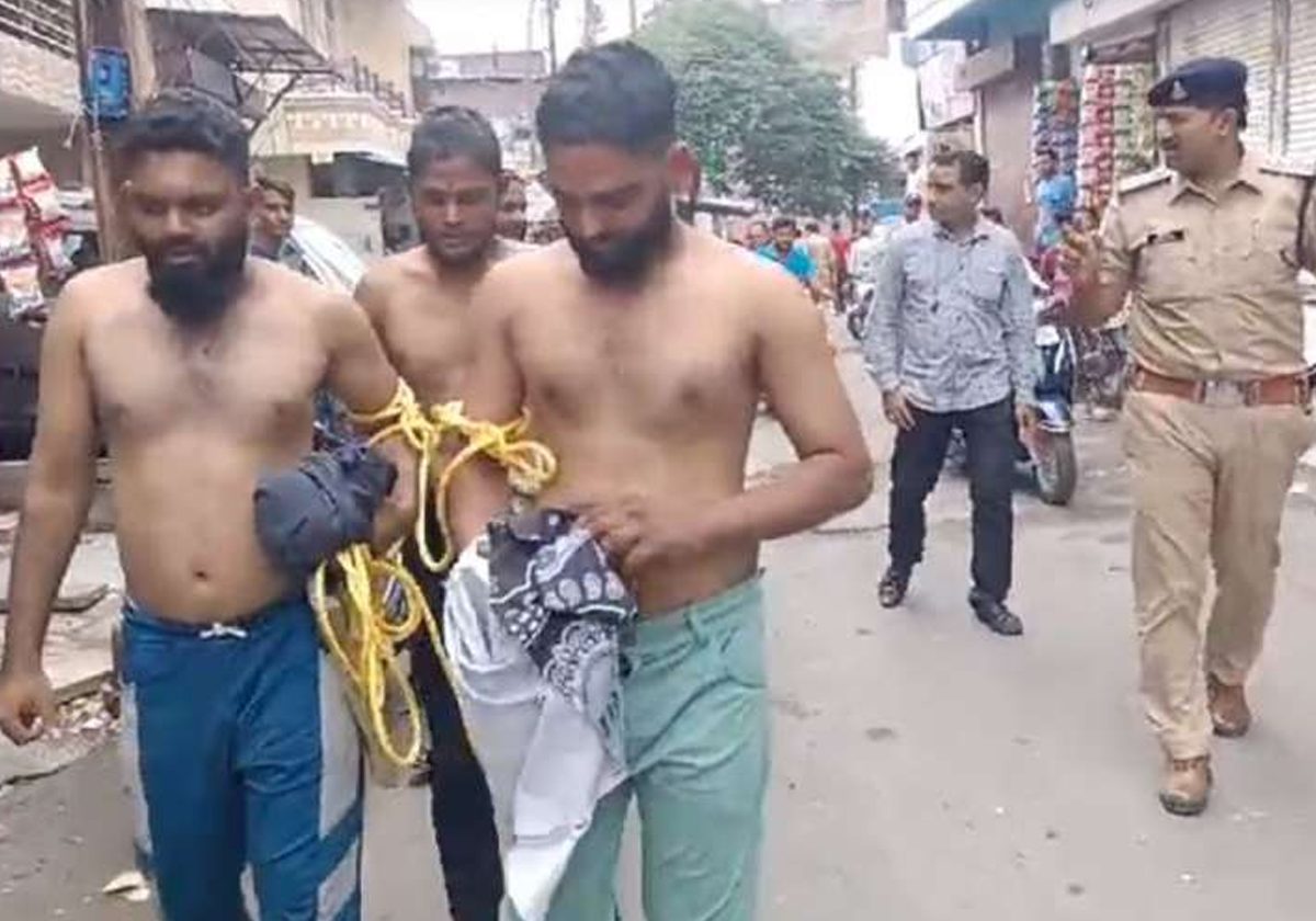 إذلال 8 شبان مسلمين في الهند من قبل الشرطة الهندية