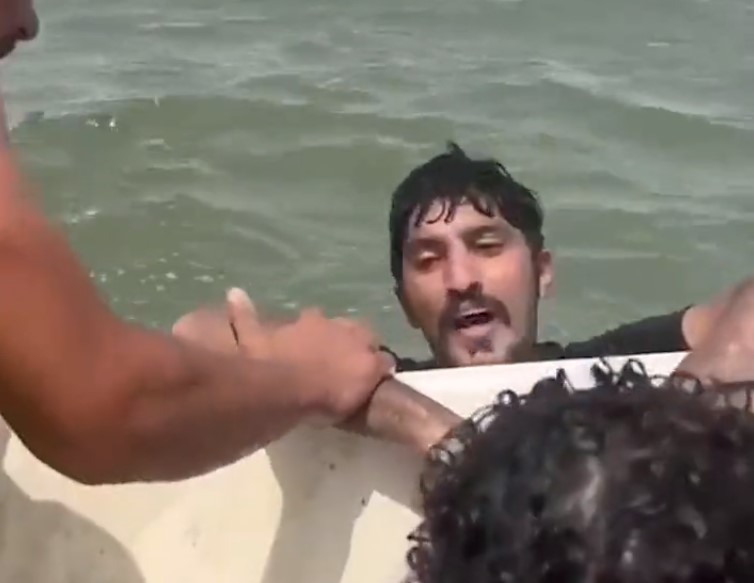 إنقاذ 3 كويتيين من الغرق بعد صراع مع الأمواج