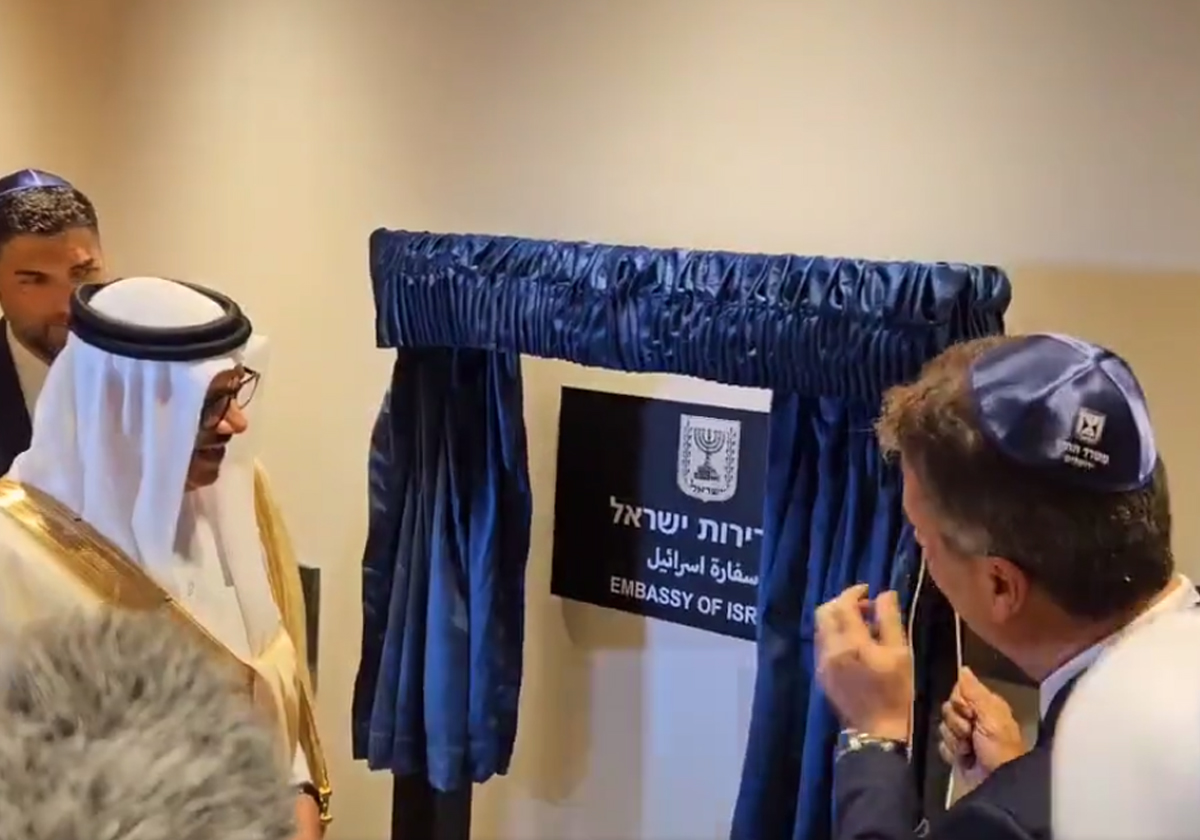 كوهين والزياني يفتتحان سفارة إسرائيل في البحرين.. ونشطاء: لحظة عار