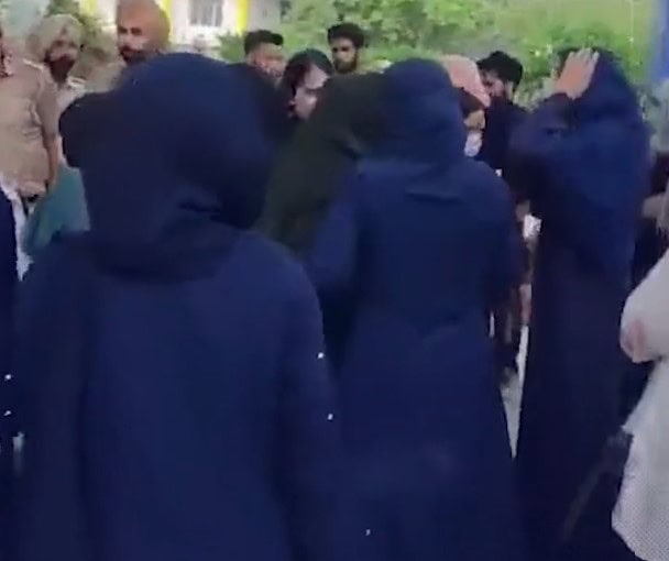 اعتداء مروع من الشرطة الهندية على طالبات مسلمات لسبب صادم (فيديو)
